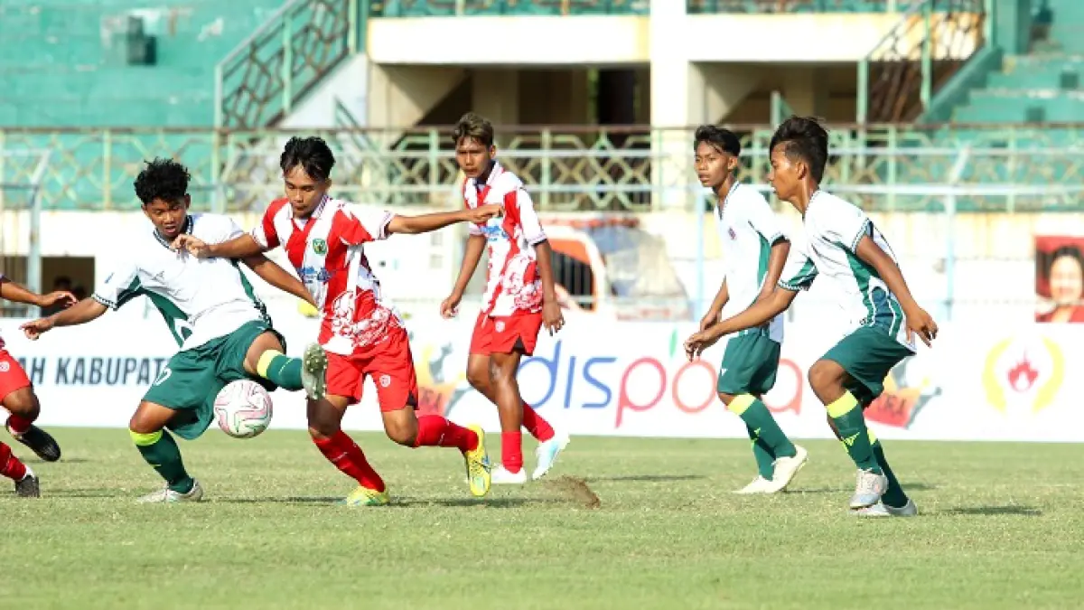 UNJUK KEMAMPUAN: Pemain Perseba Bangkalan (jersei merah putih) berebut bola dengan pemain Persida Sidoarjo di Stadion Gelora Bangkalan (SGB), Rabu (12/8). (VIVIN AGUSTIN HARTONO/JPRM)