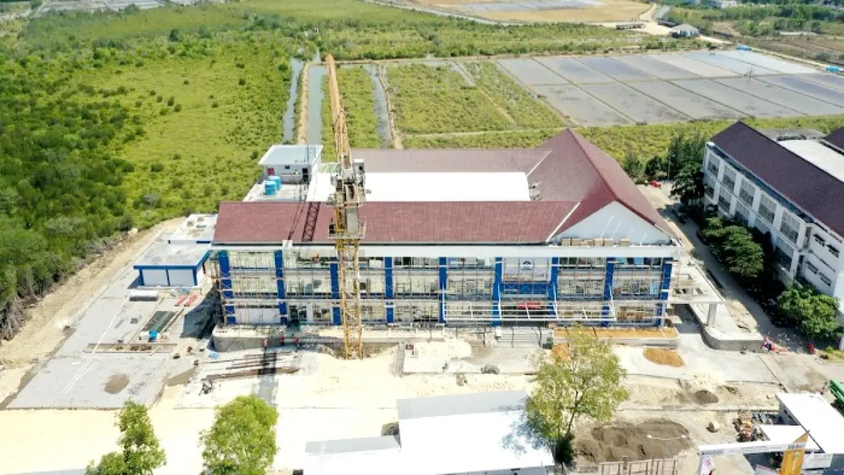 HAMPIR TUNTAS: Proyek pembangunan gedung kuliah jurusan kesehatan Poltera Sampang, Kamis (13/8). (POLTERA UNTUK JPRM)