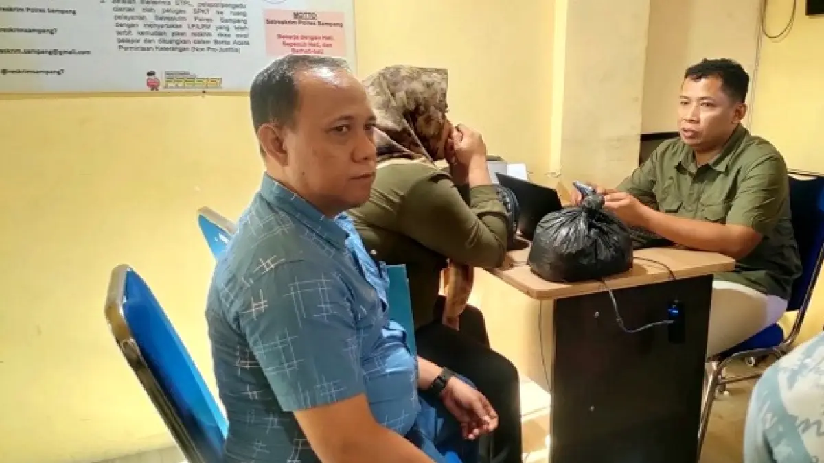 LAPOR POLISI: Korban MR saat melapor ke Mapolres Sampang, Kamis (13/8). (AHMAD BAHRI UNTUK JPRM)