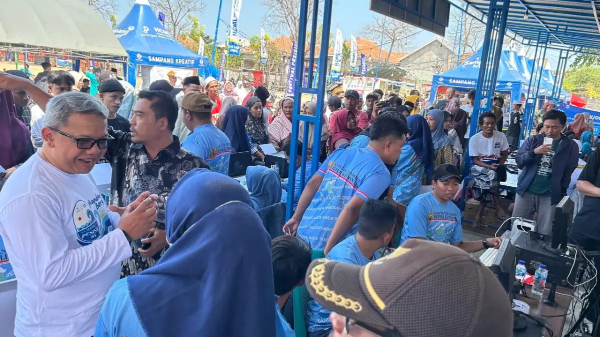 MEMBELUDAK: Coordinator Site Relations HCML, Angga Nugraha meninjau pengurusan Adminduk dalam rangkaian Festival Pesisir 5 di Desa Pulau Mandangin Sampang, (14/8).