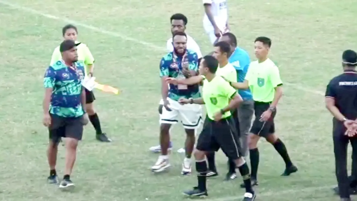 RICUH: Salah seorang ofisial Banteng Papua Tengah memukul wasit saat pertandingan di Stadion Gelora Bangkalan, Kamis (13/8). (TIM OFISIAL BANTENG PAPUA TENGAH UNTUK JPRM)