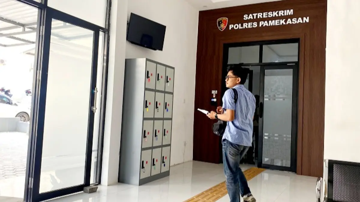 SANTAI: Petugas berada di ruang Satreskrim Polres Pamekasan, Selasa (11/8). (MOH. IQBAL AFGANI/JPRM)