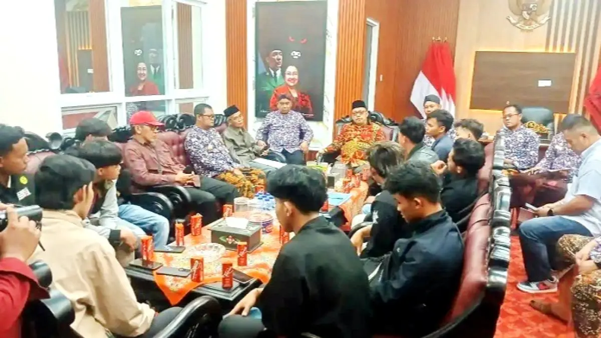 TERIMA ASPIRASI: Ketua DPRD Sumenep Zainal Arifin menemui mahasiswa di ruang kerjanya, Kamis (13/8). (DPRD UNTUK JPRM)