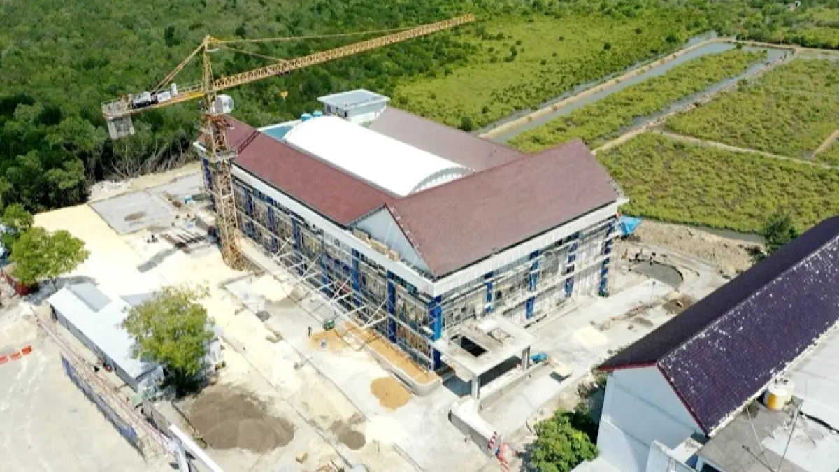 UTAMAKAN KUALITAS: Proyek pembangunan gedung kuliah jurusan kesehatan Poltera Sampang, Kamis (13/8). (POLTERA UNTUK JPRM)