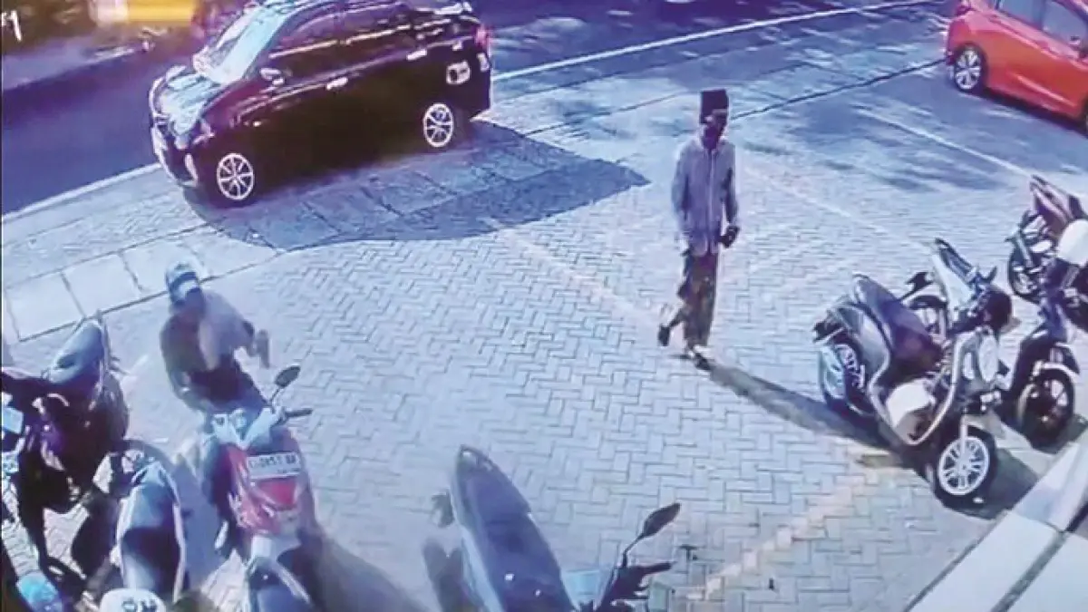 BERAKSI: Pelaku berinisial EK saat melakukan aksi pencurian sepeda motor di depan swalayan, di Jalan Kapten Syafiri, Kecamatan Bangkalan, Senin (10/8). (TANGKAP LAYAR CCTV)