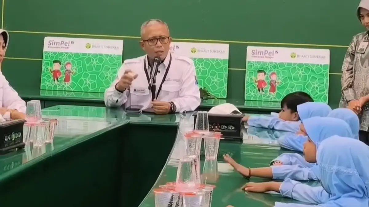 EDUKATIF: Direktur Utama PT BPRS Bhakti Sumekar (Perseroda), Hairil Fajar memberikan edukasi tentang SIMPEL kepada siswa yang berkunjung ke Kantor Pusat BPRS.