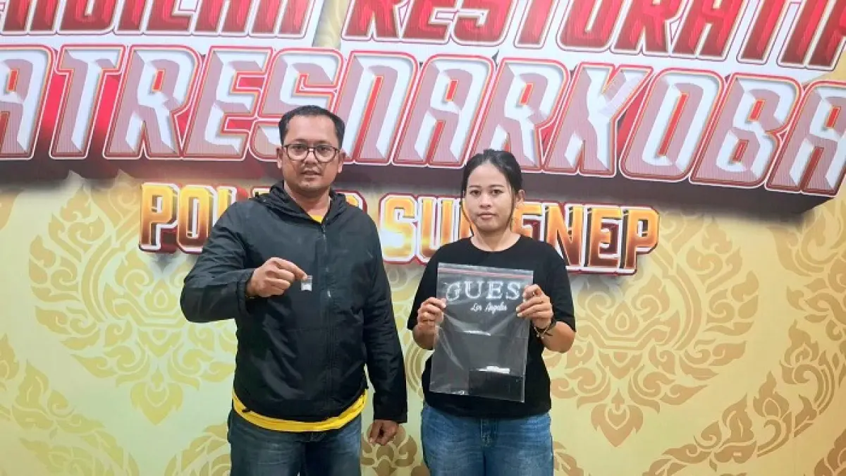JADI SITAAN: Barang bukti kasus narkotika yang berhasil diamankan polisi dari tangan pelaku berinisial K di wilayah Desa Pamolokan, Kecamatan Kota Sumenep, pada Kamis (14/8). (POLRESTA SUMENEP UNTUK JPRM)