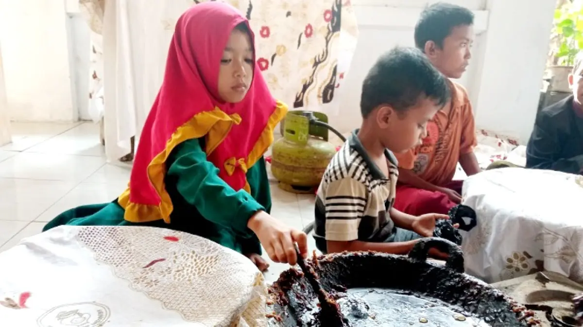 JAGA BUDAYA: Sejumlah anak-anak belajar proses membatik di Nyi Leha Batik Pamekasan. (NYI LEHA BATIK UNTUK JPRM)