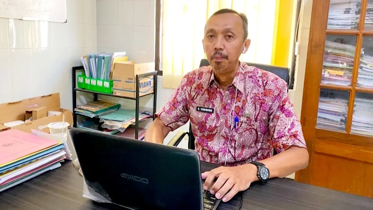 KEBIJAKAN: Uriantoni Triwibowo saat ditemui di kantornya Kamis (13/8). (AYU LATIFAH/JPRM)