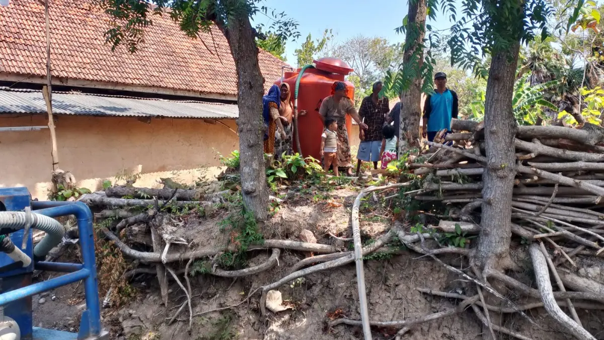 KEKERINGAN: BPBD Sumenep menyalurkan air bersih di Desa Kombang, Kecamatan Talango, Jumat (14/8).