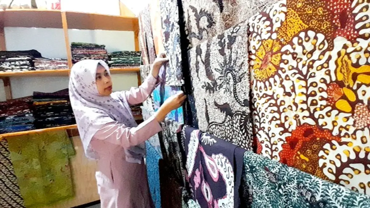 KHAS: Owner Nyi Leha Batik Pamekasan Sri Wahyuni Fatmawati menunjukkan koleksinya, Sabtu (15/8). (M. KHOLIL RAMLI/JPRM)