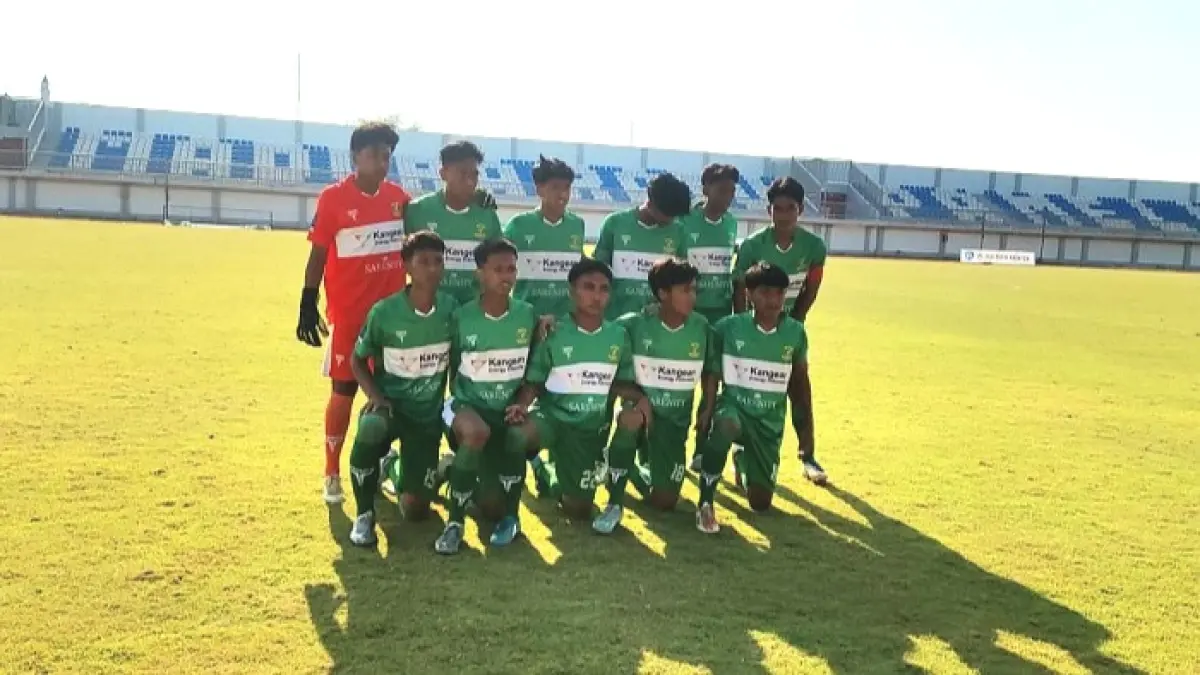 KOMPAK: Sejumlah pemain Perssu MC U-17 berfoto bersama di Stadion Gelora Madura Ratu Pamalingan (SGMRP) Pamekasan saat mengikuti Piala Soeratin pada Rabu (12/8). (AKH. HASBUL UNTUK JPRM)