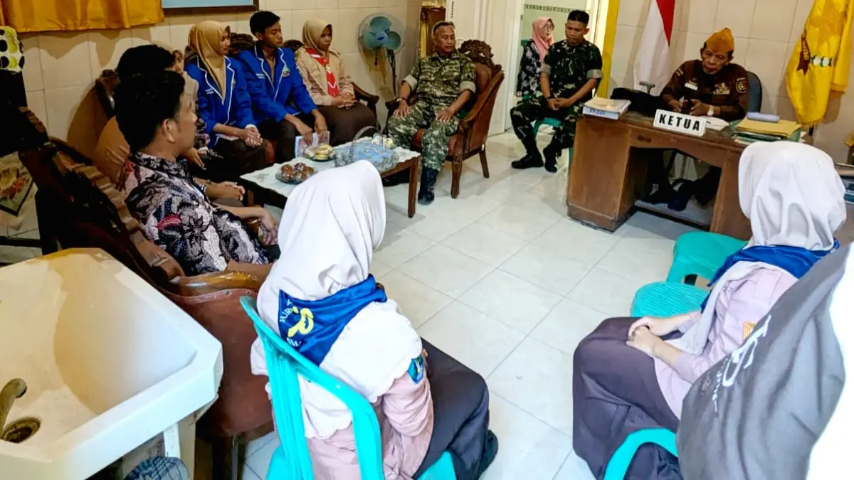 KOMUNIKATIF: Siswa SMAN 2 Bangkalan berdialog dengan veteran di kantor DPC Pepabri di Jalan Veteran, Jumat (14/8). (SMAN 2 BANGKALAN UNTUK JPRM)