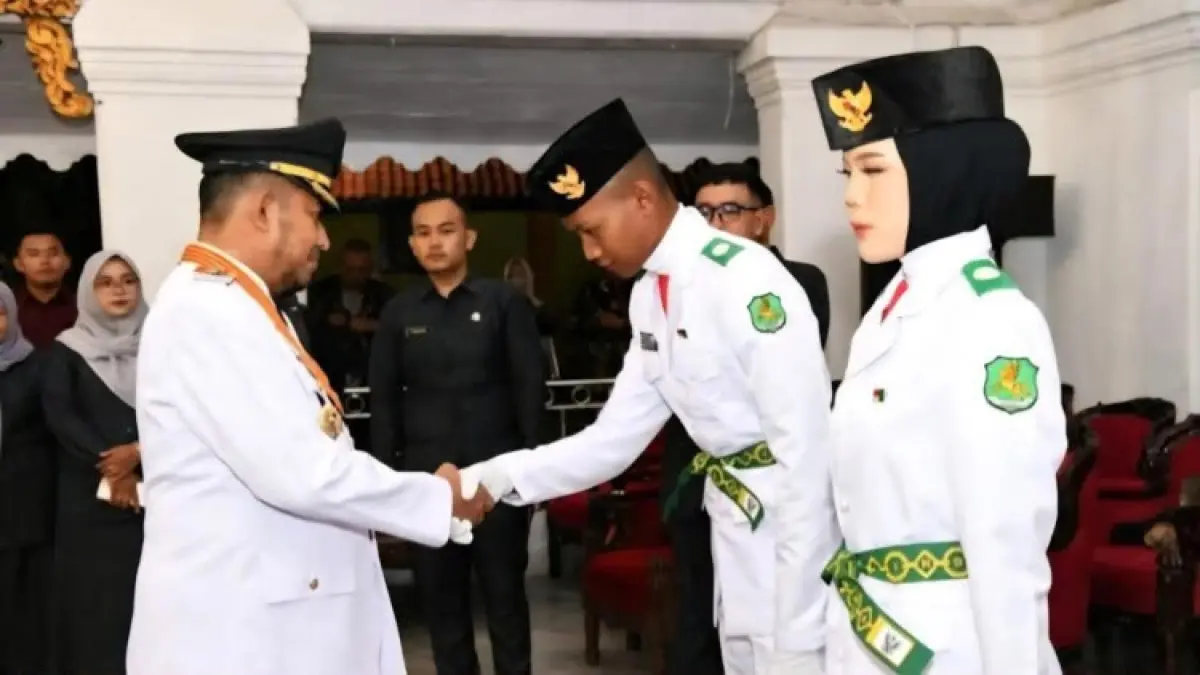 LANCAR: Bupati Sumenep Achmad Fauzi Wongsojudo mengukuhkan paskibraka di Pendopo Agung Keraton Sumenep, Sabtu (15/8).