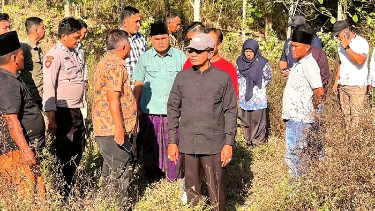 PROGRAM NASIONAL: Bupati Pamekasan KH Kholilurrahman saat mengecek lokasi pembangunan SR di Desa Jambringin, Kecamatan Proppo, Sabtu (8/8). (PROKOPIM UNTUK JPRM)