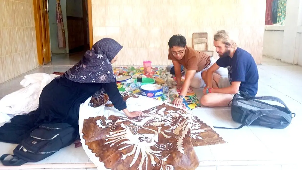 SERIUS: Wisatawan asing mengunjungi geleri Nyi Leha Batik Pamekasan untuk belajar membatik. (NYI LEHA BATIK UNTUK JPRM)