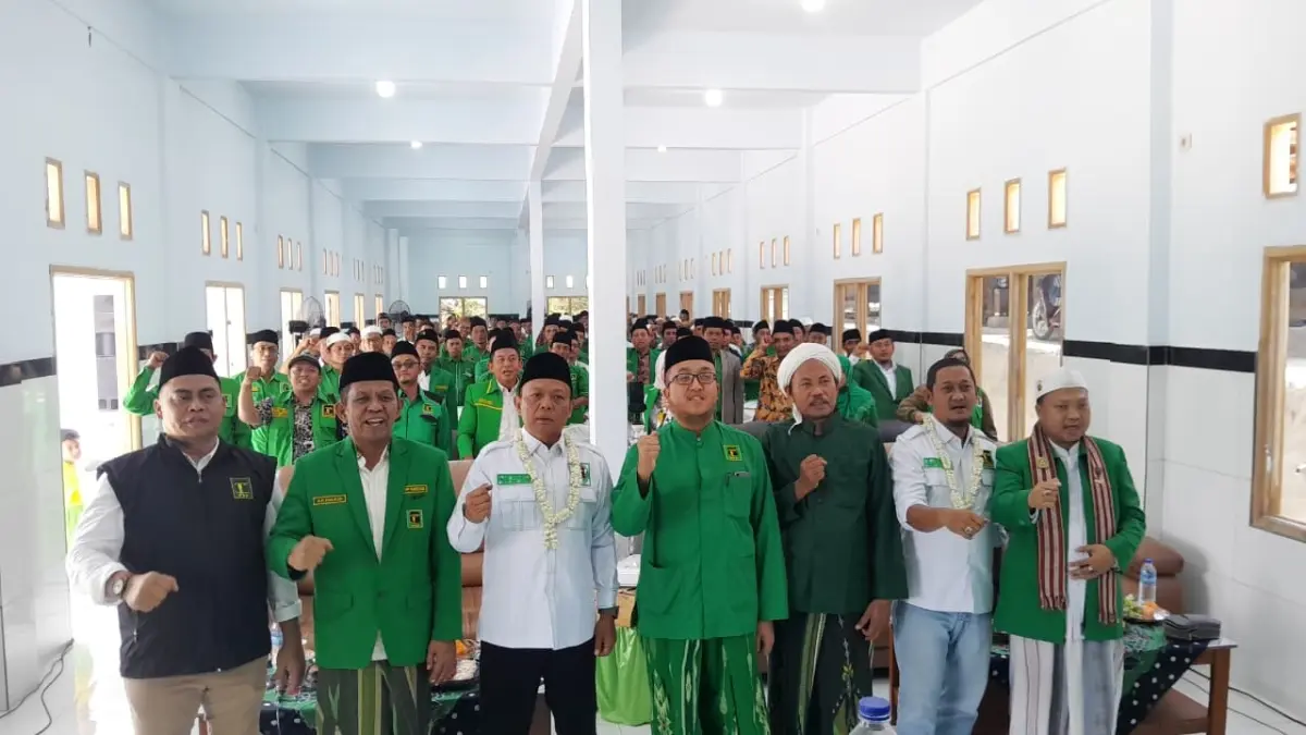 SOLID: Ketua DPC PPP Pamekasan RKH. Muhammad Bakir Aminatullah (tengah) berfoto bersama peserta Musancab PAC PPP sekabupaten, Minggu (16/8).