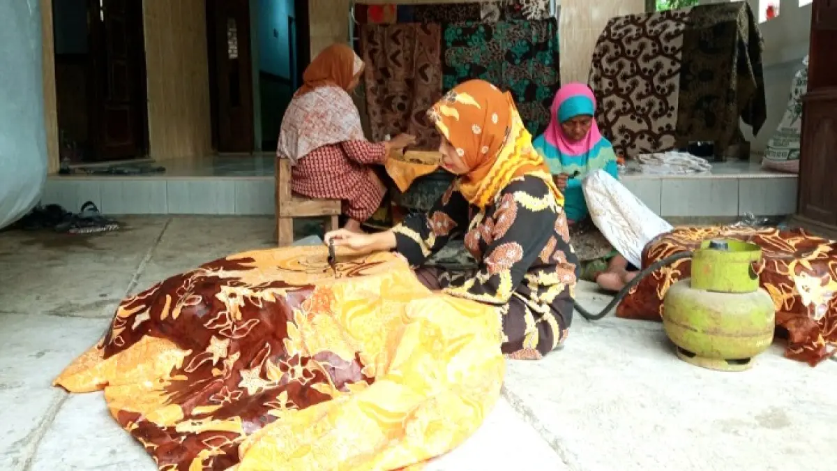 TELITI: Sejumlah pekerja Nyi Leha Batik sedang menyelesaikan proses pembatikan secara manual. (NYI LEHA BATIK UNTUK JPRM)