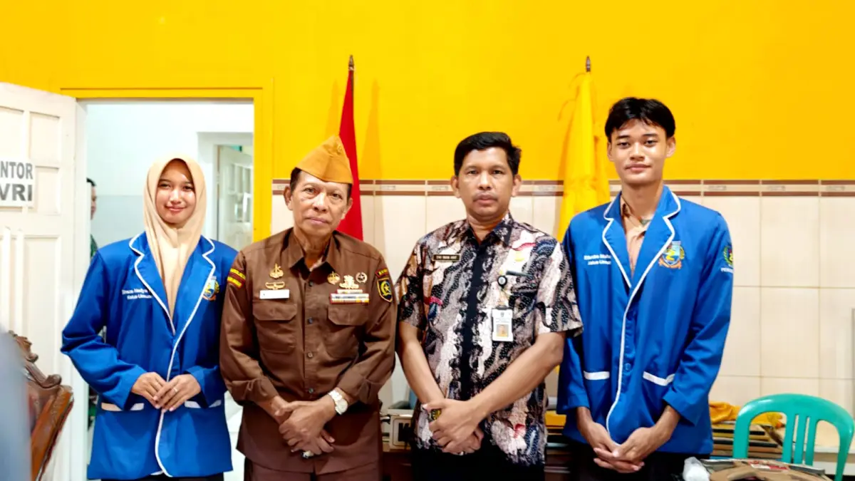 TURBA: Kepala SMAN 2 Bangkalan Dwi Imam Arif (dua dari kanan) mendampingi siswanya saat berkunjung ke kantor DPC Pepabri di Jalan Veteran, Jumat (14/8).
