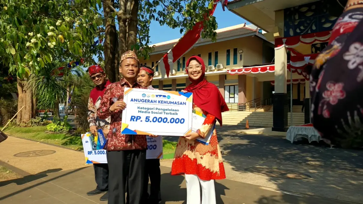 ANUGERAH KEHUMASAN: Prof. Dr. Safi’ menyerahkan anugerah kategori pengelola media sosial terbaik. (ZEINAL ABIDIN/JPRM)