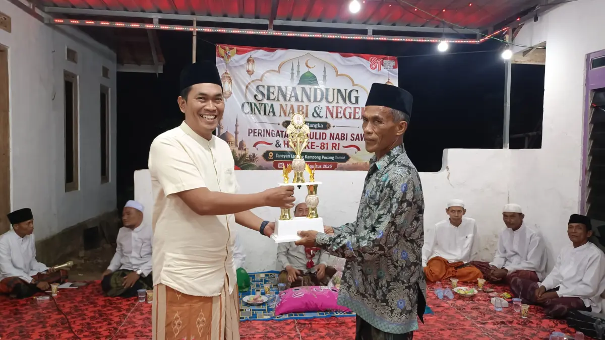 APRESIASI: Penyerahan piala bergilir juara pertama lomba kebersihan dan pernik agustusan tingkat Desa Cangkreng kepada ketua RT 007.