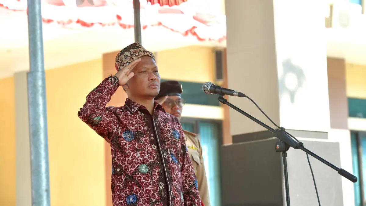 BERDAULAT: Rektor UTM Prof. Dr. Safi’ saat memimpin upacara peringatan Hari Ulang Tahun (HUT) Ke-81 Kemerdekaan Republik Indonesia. (UTM UNTUK JPRM)