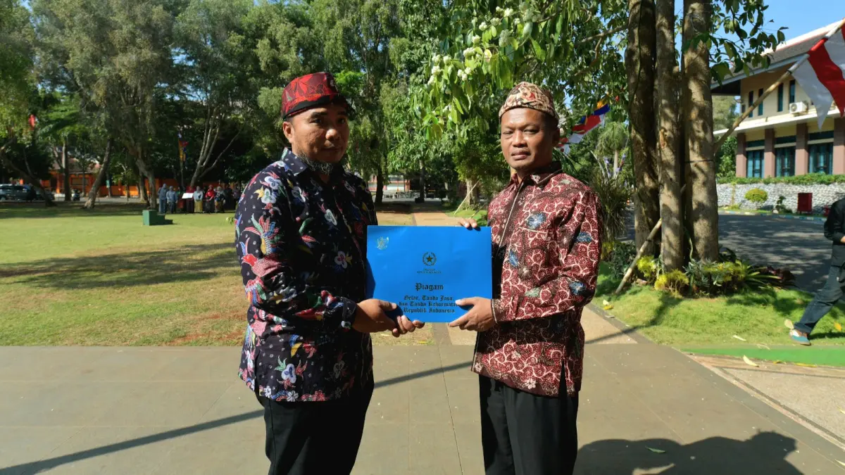 BERJASA: Rektor UTM Prof. Dr. Safi’ memberikan piagam tanda jasa dan tanda kehormatan Republik Indonesia kepada Moehamad Faruk. (UTM UNTUK JPRM)