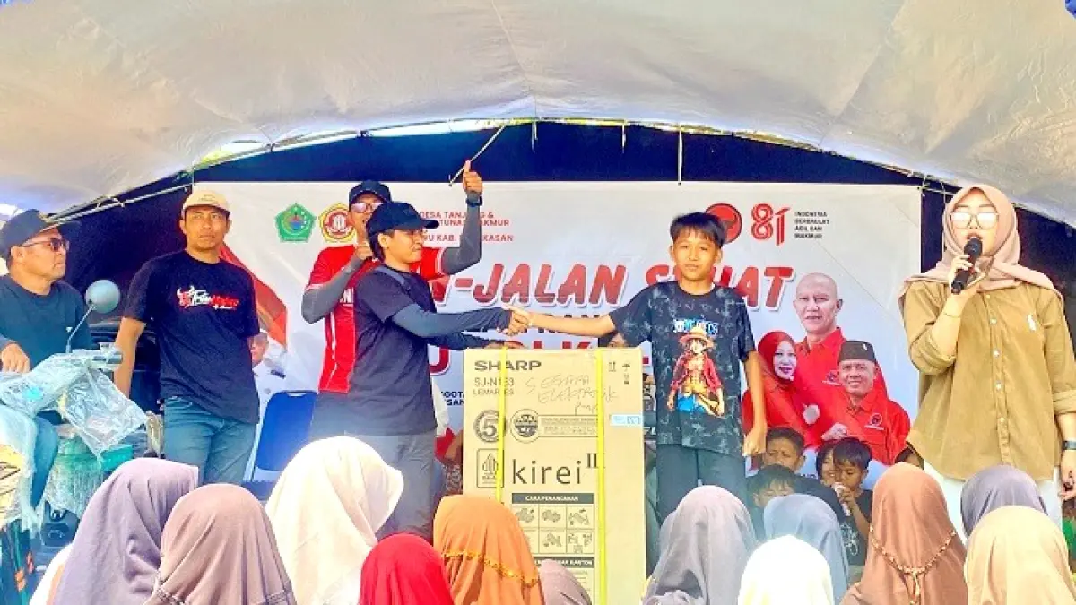 BERPARTISIPASI: Perwakilan tim Ansari menyerahkan hadiah lemari es kepada pemenang JJS di Desa Tanjung, Kecamatan Pademawu, Pamekasan, Minggu (16/8). (MOH. IQBAL AFGANI/JPRM)