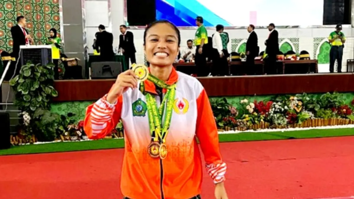 BERPRESTASI: Rukmana Vera Braninda saat mendapatkan medali emas pada Porprov IX 2025 di Kota Malang. (VERA UNTUK JPRM)