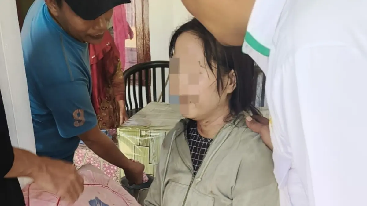 DIAMANKAN: Terduga pelaku penikaman, DA diamankan polisi di Dusun Karang Dalem, Desa Pademawu Barat, Kecamatan Pademawu, Senin (17/8). (POLRES PAMEKASAN)