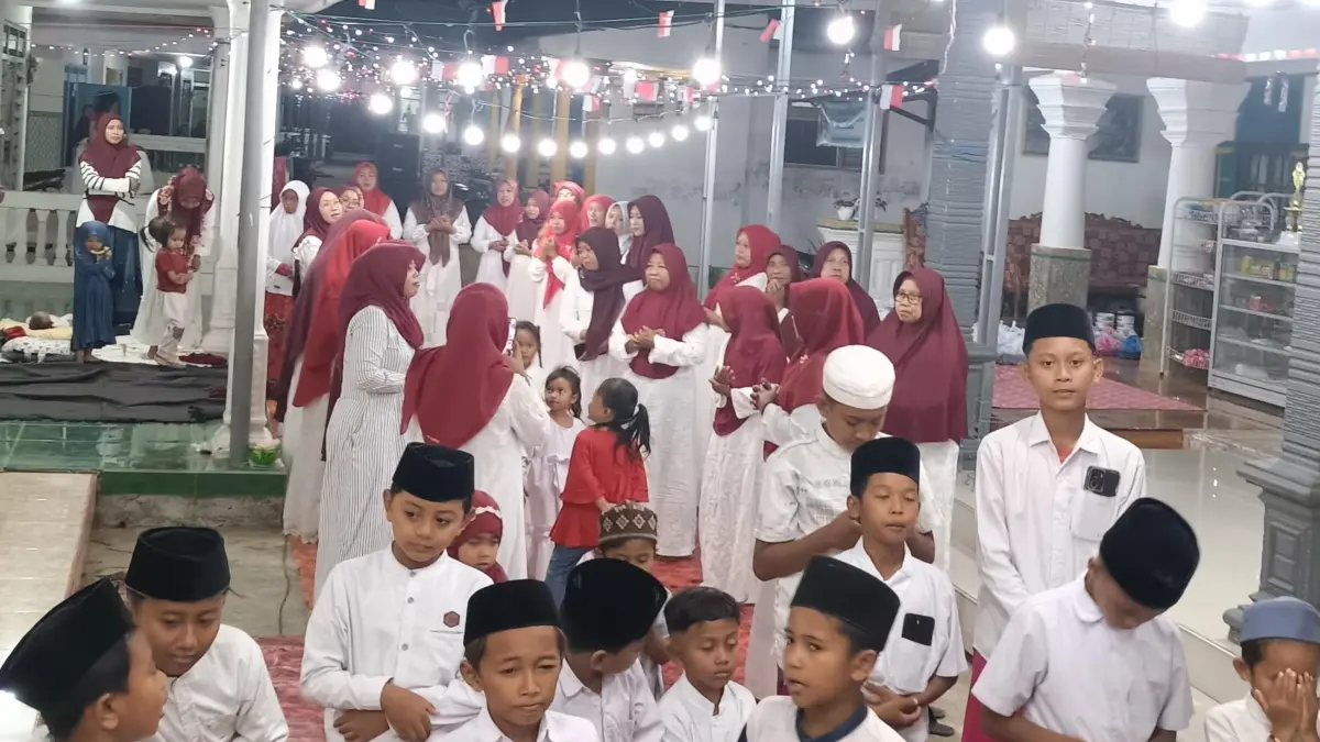 GENERASI PENERUS: Anak-anak dan kaum perempuan kompak menyanyikan Lagu Indonesia Raya dan mars Ya Lal Wathan dalam acara Senandung Cinta Nabi dan HUT Ke-81 Republik Indonesia, Minggu (16/8) malam.