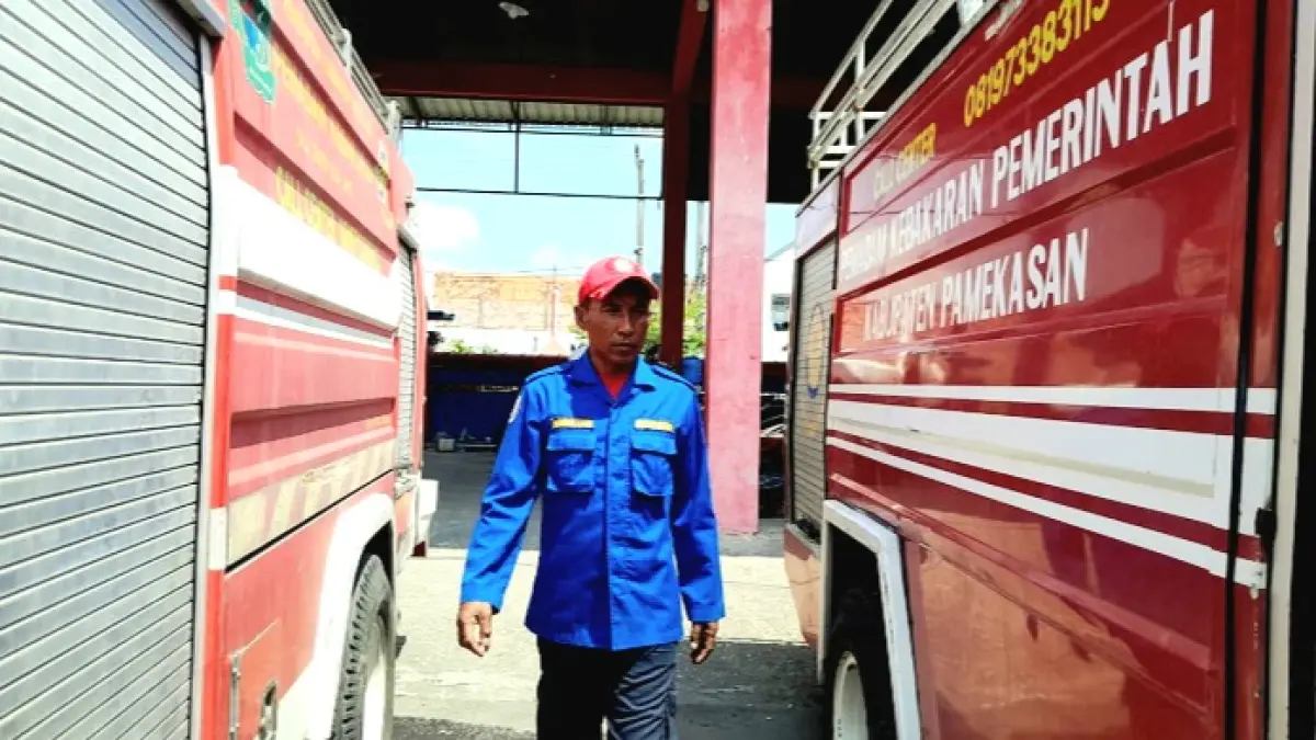 KOMITMEN: Achmad Fauzi, pegawai PPPK paro waktu Sapol PP dan Damkar Pamekasan saat ditemui di pos damkar Minggu (16/8). (M. KHOLIL RAMLI/JPRM)