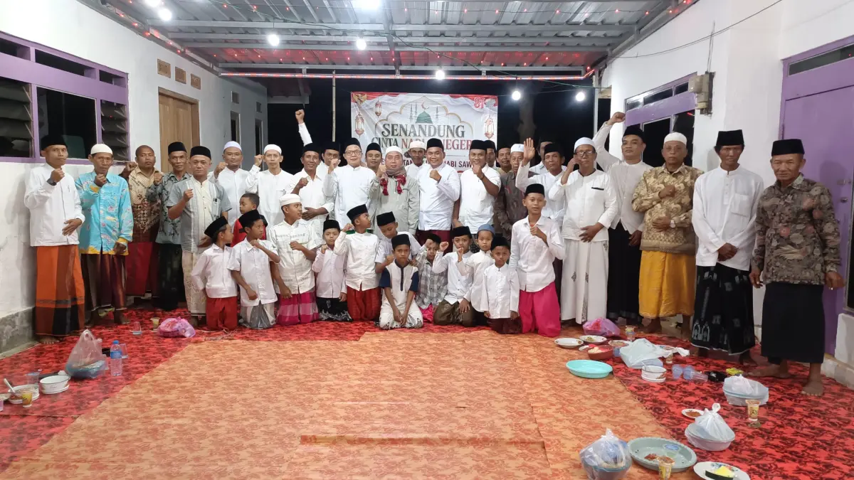 KOMPAK: Warga Pocang Temor foto bersama Pengasuh Pondok Pesantren Tanwirul Hija Cangkreng, KH. A. Dumairi Asy’ari setelah acara Senandung Cinta Nabi dan HUT Ke-81 Republik Indonesia, Minggu (16/8) malam.