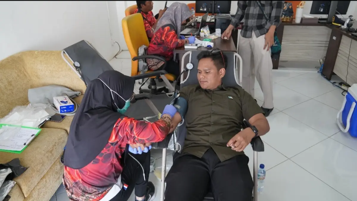 MERDEKA: Kantor Imigrasi Kelas II Non TPI Pamekasan menggelar donor darah dan pemeriksaan gratis dalam menyambut HUT ke-81 RI.