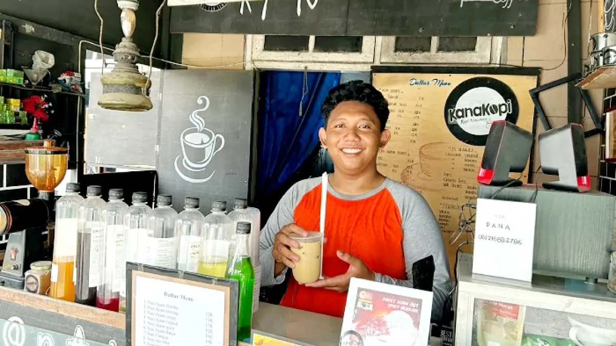 PENGHASILAN TAMBAHAN: Moh. Lailur Rachman tengah meracik kopi di tempat kerjanya, Jalan RE Martadinata, Kelurahan Mlajah Bangkalan, Minggu (16/8). (VIVIN AGUSTIN HARTONO/JPRM)