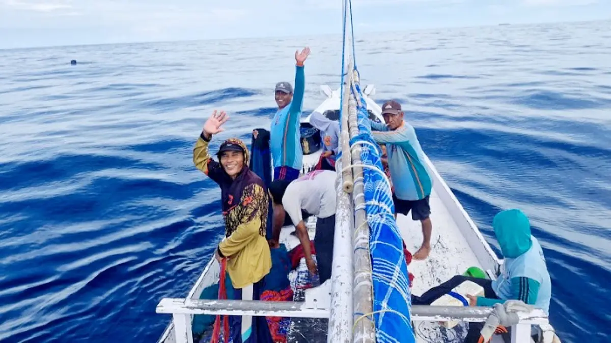 PENUH HARAP: Sejumlah nelayan asal Masalembu, Sumenep, saat melakukan aktivitas melaut di daerahnya Minggu (16/8). (HAIRUL UMAM UNTUK JPRM)