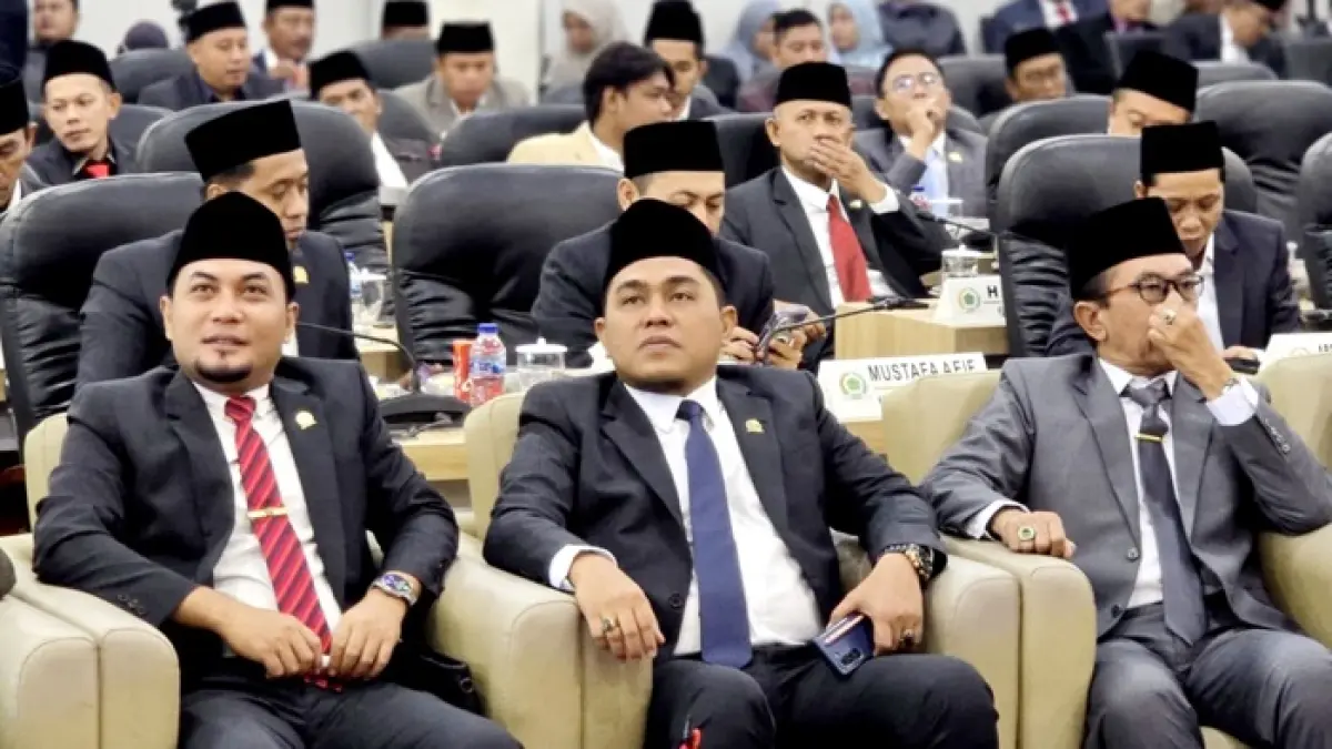 SAHAJA: Ketua DPRD Pamekasan Ali Masykur (tengah) saat mendengarkan pidato Presiden Prabowo Subianto pada Sidang Tahunan MPR RI dan Sidang Bersama DPR dan DPD RI dalam rangka HUT Ke-81 Kemerdekaan RI, Jumat (14/8). (DPRD PAMEKASAN UNTUK JPRM)