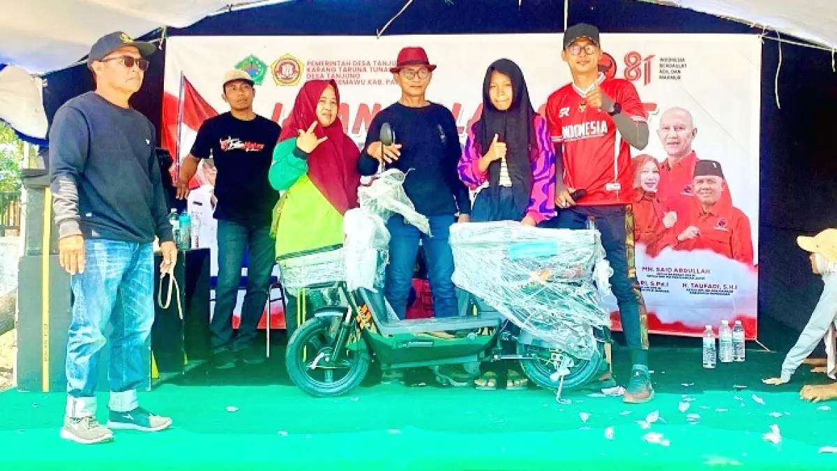 SENANG: Kades Tanjung Zabur (tengah) berfoto dengan pemenang JJS di Desa Tanjung, Kecamatan Pademawu, Pamekasan, Minggu (16/8). (MOH. IQBAL AFGANI/JPRM)