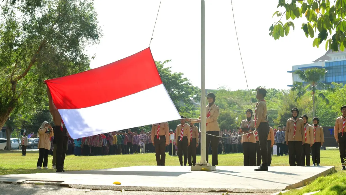 SUCI: Prosesi pengibaran bendera Merah Putih di Universitas Trunodjoyo Madura. (UTM UNTUK JPRM)