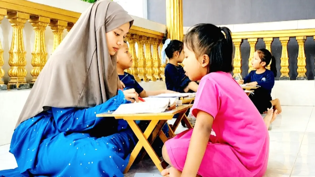 TELATEN: Fitriyah Agustiningrum memberikan materi kepada anak didik di rumahnya. (FITRIYAH AGUSTININGRUM UNTUK JPRM)