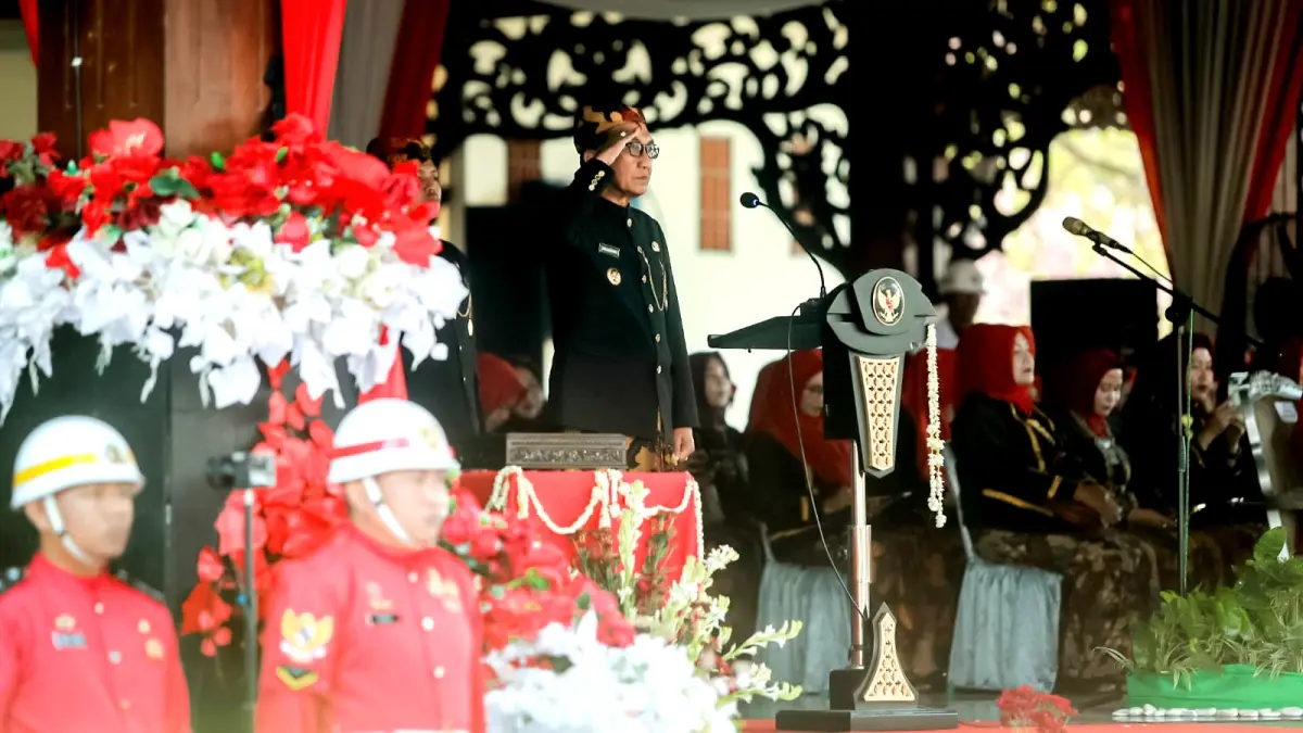 BERINTEGRITAS: Bupati Pamekasan KH. Kholilurrahman memberikan penghormatan saat menjadi inspektur upacara peringatan HUT Ke-81 Kemerdekaan RI di Pendopo Ronggosukowati, Senin (17/8). (M. KHOLIL RAMLI/JPRM)
