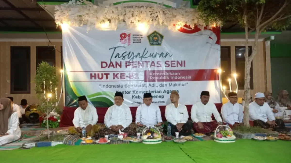 FOKUS: Kepala Kemenag Sumenep Abdul Wasid (tengah) mengikuti acara tasyakuran dan pentas seni di halaman kantor Kemeneg Sumenep, Minggu (16/8).