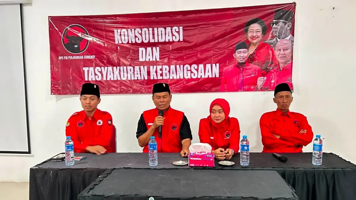 FOKUS: Sekretaris DPC PDI Perjuangan Sumenep Abrari Alzael (dua dari kiri) menyampaikan sambutan dalam acara konsolidasi dan tasyakuran kebangsaan di kantor DPC PDI Perjuangan di Desa Babalan, Kecamatan Batuan, Sumenep, kemarin (17/8).