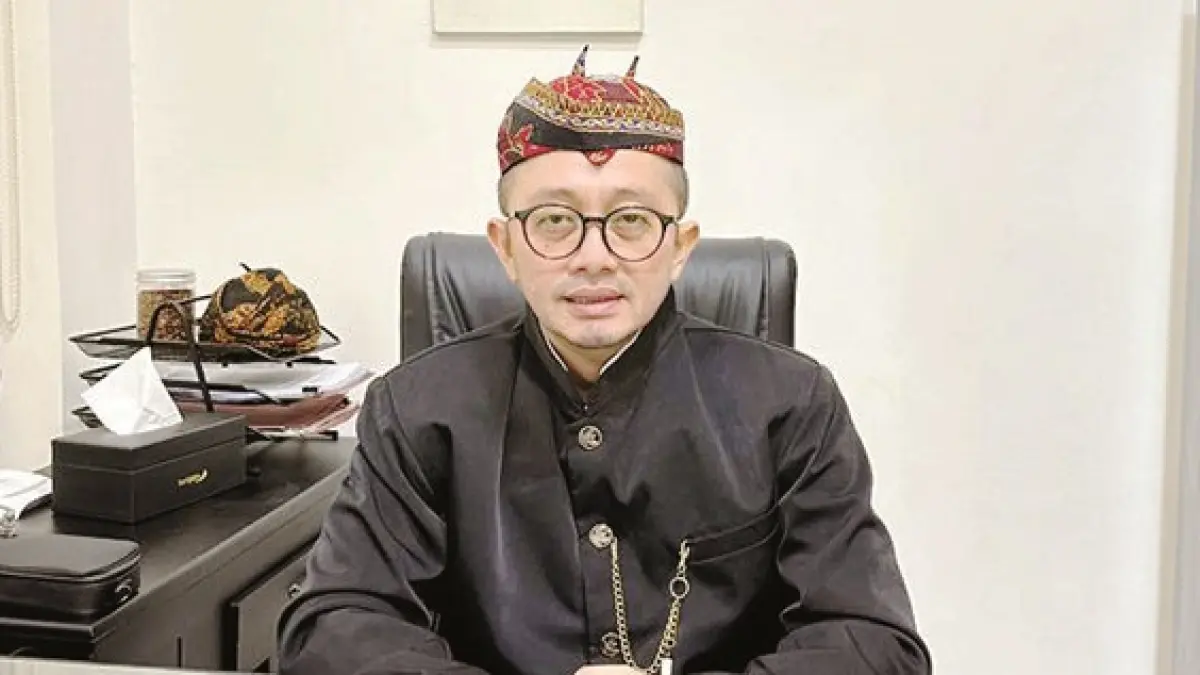 MELAYANI: Pemimpin Bank Jatim Cabang Sumenep Bambang Eko Budi Prakoso saat ditemui di kantornya.