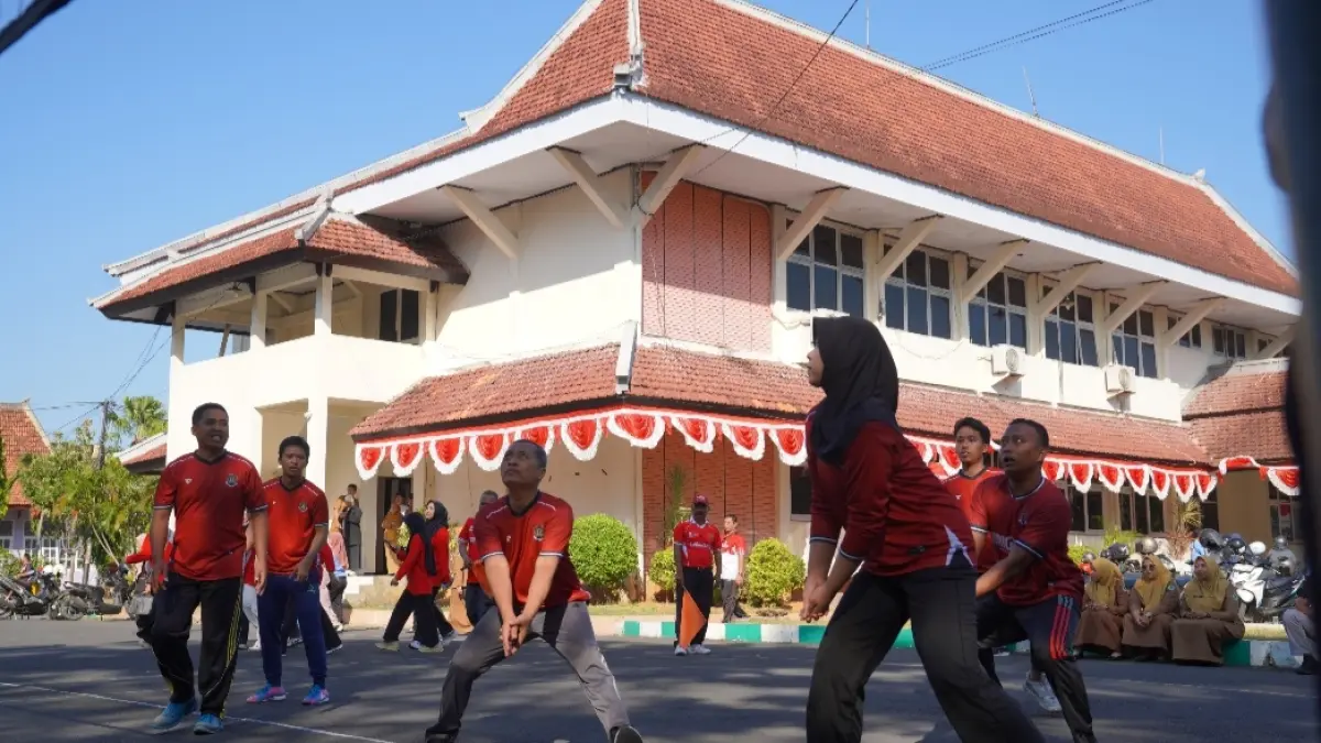 MERIAH: Kegiatan perlombaan bola voli dalam rangka menyambut HUT ke-81 RI.