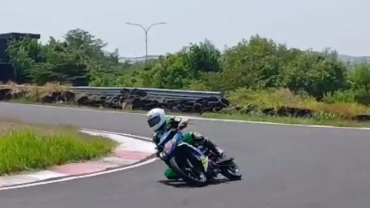 MULAI PULIH: Robby Sakera saat menjalani latihan di Sirkuit Gelora Bung Tomo, Surabaya, Jumat (14/8).