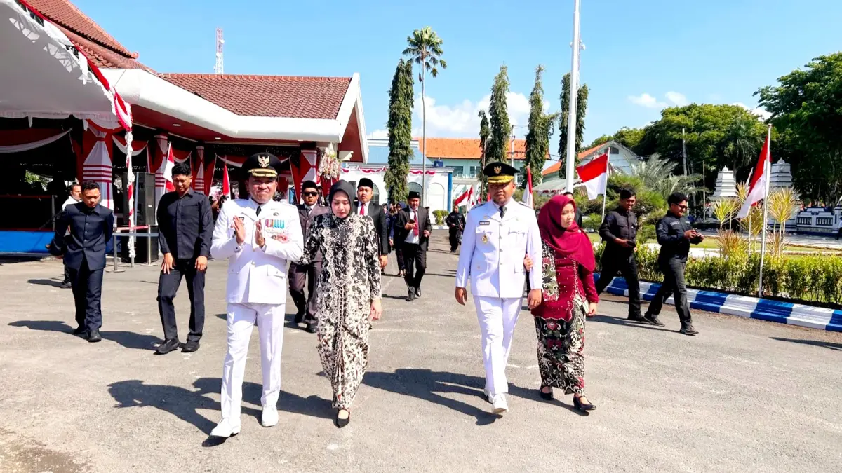 NKRI HARGA MATI: Bupati Sampang Slamet Junaidi didampingi Wakil Bupati Ahmad Mahfudz mengikuti upacara HUT Ke-81 Kemerdekaan RI di Pendopo Trunojoyo, Sampang, Senin (17/8). UBAIDILLAHIR RA’IE/JPRM)
