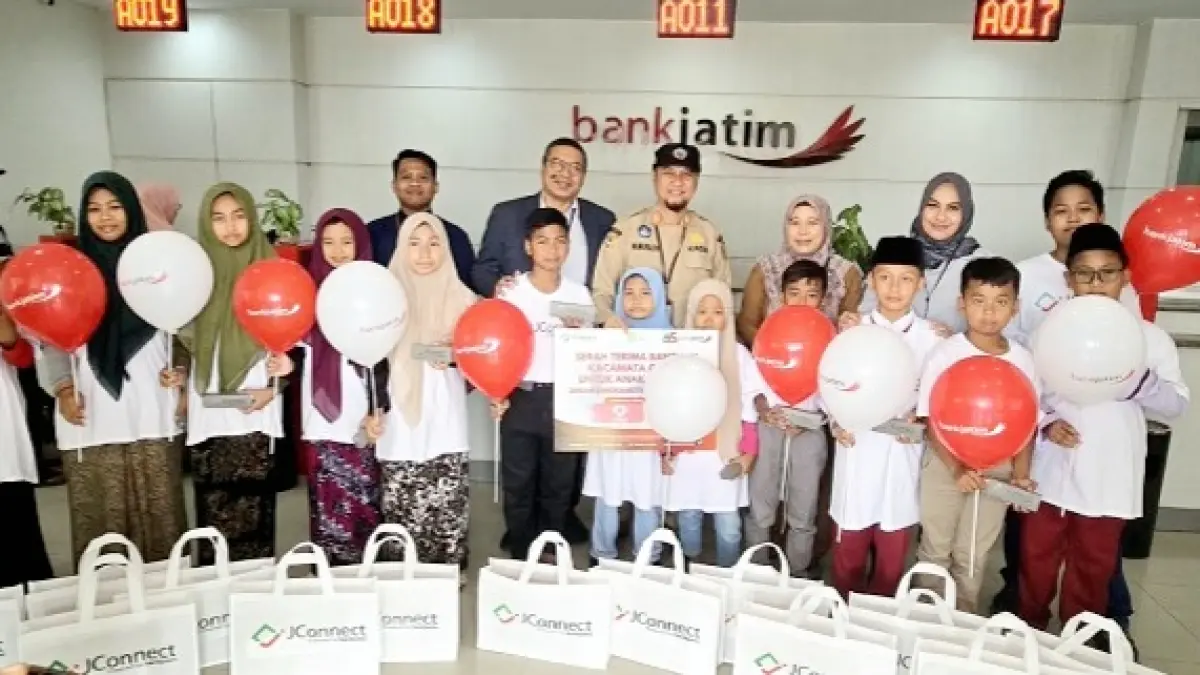 PEDULI: Pemimpin Bank Jatim Cabang Bangkalan Achmad Riyan Fatri didampingi Kepala Dispendik Bangkalan Much. Musleh memberikan bantuan kacamata gratis kepada pelajar Selasa (18/8). (BANK JATIM UNTUK JPRM)