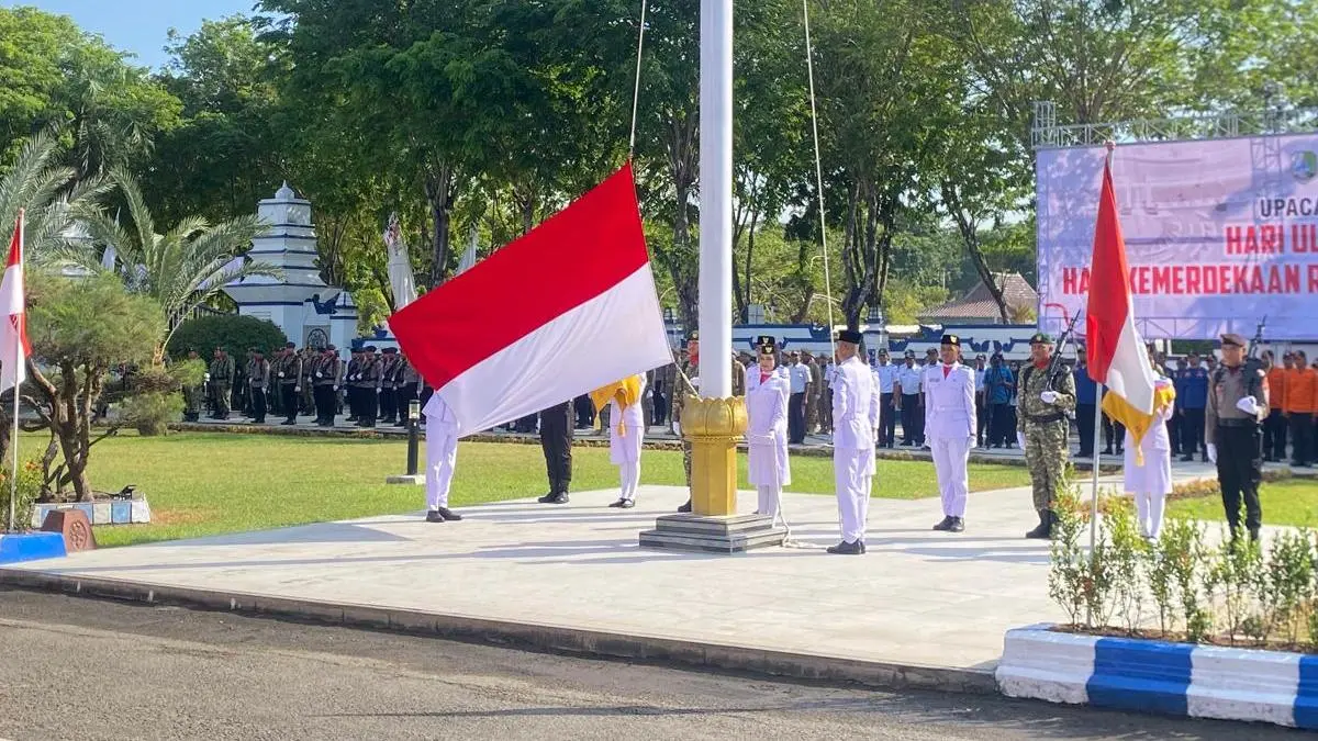 PENGABDIAN: Paskibraka saat mengibarkan bendera Merah Putih dalam upacara HUT Ke-81 Kemerdekaan RI di Pendopo Trunojoyo, Senin (17/8).

&nbsp;