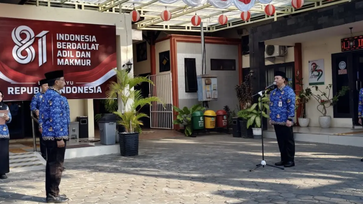 PENUH SEMANGAT: Kepala Bappeda Sumenep Arif Firmanto (depan mikrofon) saat memimpin upacara kemerdekaan di kantornya, Senin (17/8).&nbsp;